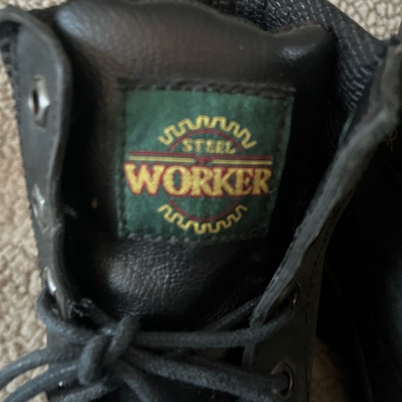 Size 6.5 CSA approved work boots - Picture 2 of 10